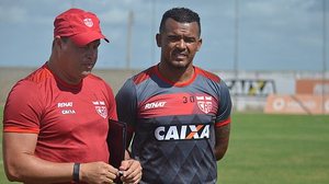 Técnico Roberto Fernandes e atacante Zé Carlos em treino no CT Ninho do Galo | Gustavo Henrique / Ascom CRB