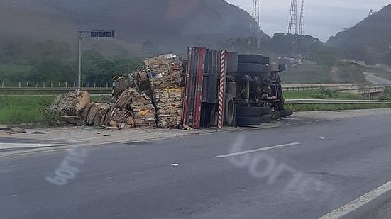 Caminhão está fora da pista e não há registro de saque | Foto: Ascom PRF