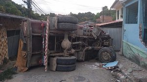 Imagem Caçamba carregada de areia tomba e atinge duas casas na Grota da Alegria