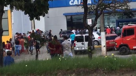 Imagem Vídeos: saque do auxílio emergencial gera filas quilométricas na capital e no interior