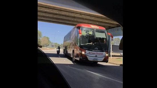 Torcedores atiram ovos no ônibus do CRB | Reprodução