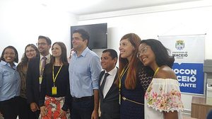 Prefeito junto a servidores na inauguração do novo núcleo | Camilla Bibiano/TNH1