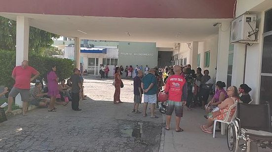 Uma grande fila foi formada no Helvio Auto desde a madrugada | Foto: Cortesia