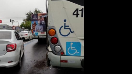 A colisão entre os veículos aconteceu sentido Centro na Avenida Fernandes Lima | Foto: Cortesia ao TNH1