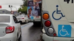 A colisão entre os veículos aconteceu sentido Centro na Avenida Fernandes Lima | Foto: Cortesia ao TNH1