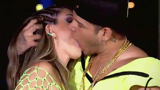 Imagem Após boatos, Tierry dá beijão em professora durante apresentação em programa de TV