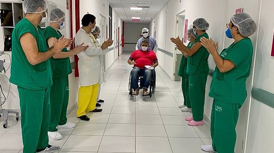 Imagem Mais quatro pacientes de Covid-19 recebem alta hospitalar no HM