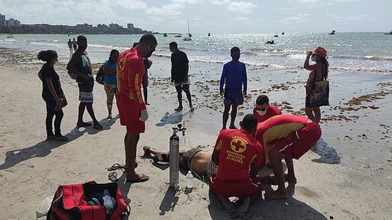 Vítima foi socorrida pelos Bombeiros | Foto: Bruno Protásio / TV Pajuçara