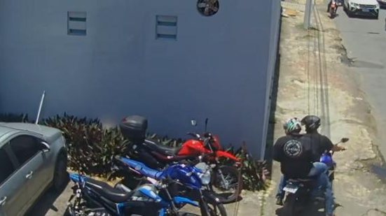 Homens furtam moto de estacionamento | Foto: Reprodução