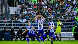 Euforia na comemoração: jogadores vibram com o gol de empate de Matheus Sávio | Pei Fon / TNH1