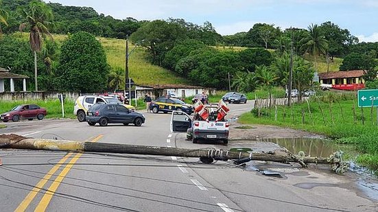 Poste ficou atravessado na rodovia | Alan Garcia/TV Pajuçara