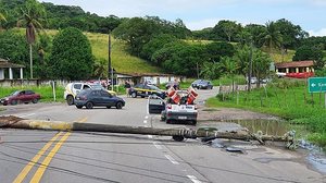 Poste ficou atravessado na rodovia | Alan Garcia/TV Pajuçara