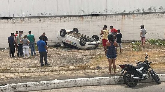 Carro capotou na descida da Leste Oeste, na Mangabeiras | Cortesia