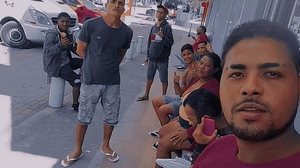 Parte dos trabalhadores na frente do hotel onde passaram a noite | Foto: Cortesia ao TNH1