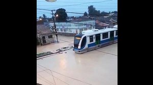 Imagem Chuva: em Fernão Velho, VLT circula sobre as águas em ruas alagadas