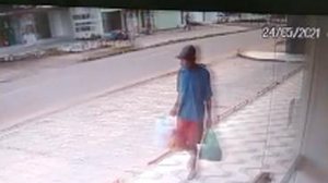 Imagem Vídeo: dois são presos suspeitos de furto de roupas em loja na Gruta