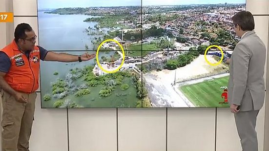 Abelardo Nobre aponta áreas submersa e emersa na área onde a mina número 18 está em risco de colapso, no antigo campo do CSA | Reprodução / TV Pajuçara