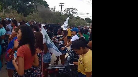 Imagem Vídeo: eleitores de candidato derrotado protestam contra resultado da eleição em Marechal Deodoro