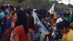 Imagem Vídeo: eleitores de candidato derrotado protestam contra resultado da eleição em Marechal Deodoro