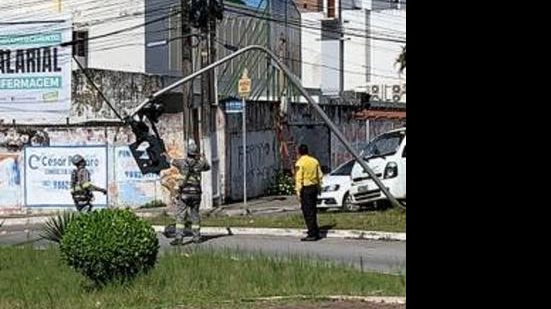 Imagem Semáforo que havia caído no Farol é removido para reparos, diz SMTT