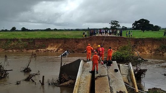 Carro cai do local onde as chuvas arrastou uma ponte | Foto: Cortesia/Ascom Bombeiros