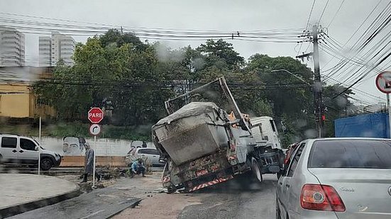 Imagem Asfalto cede e caminhão afunda em rua do Farol; via é interditada e não há previsão de liberação