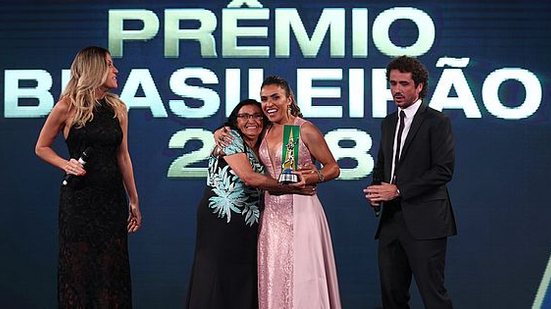 Dona Tereza, mãe de Marta, surpreende a rainha e entrega premiação em cerimônia da CBF | Lucas Figueiredo/CBF