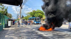 Grupo ateou fogo em pneus na áera da faixa azul | Foto: Cortesia ao TNH1