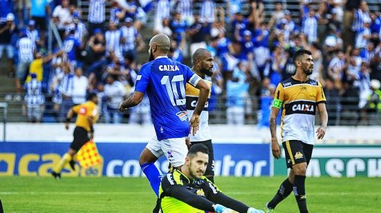 Daniel Costa comemora o belo gol no Rei Pelé | Pei Fon / Portal TNH1