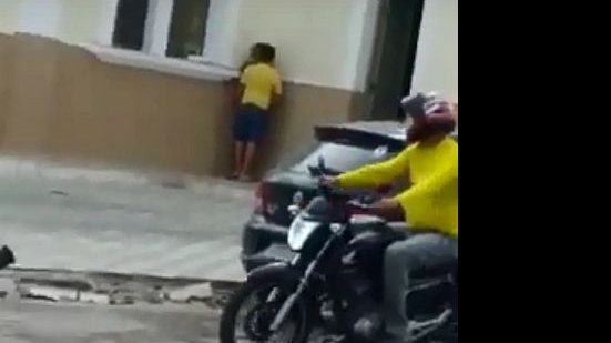 Casal ignora a reação das pessoas que passam pelo local | Reprodução / Vídeo