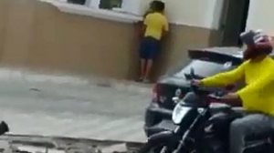 Casal ignora a reação das pessoas que passam pelo local | Reprodução / Vídeo