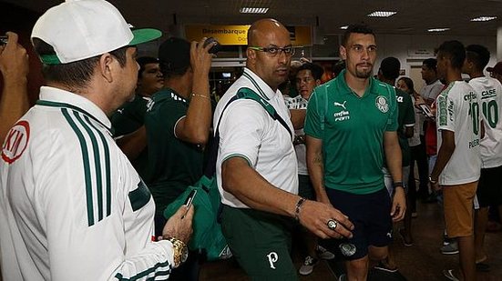 Delegação alviverde no desembarque em Maceió | Divulgação / Twitter @Palmeiras