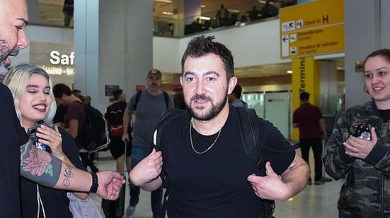 O ator norte-americano Vincent Martella desembarcou no Aeroporto Internacional de Guarulhos, em São Paulo, na manhã desta terça-feira (16). | Zimel Press / Folhapress