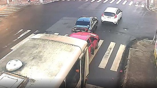 Momento em que ônibus sem freio arrasta carro na Ladeira dos Martirios | Foto: Reprodução