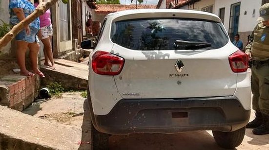 Carro usado por grupo alagoano ficou com marca de tiros | Cortesia