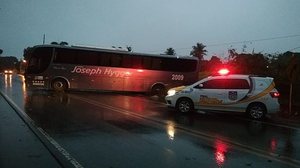 Imagem Após tentar desviar de veículo, ônibus bate em árvore e fica atravessado na AL-110