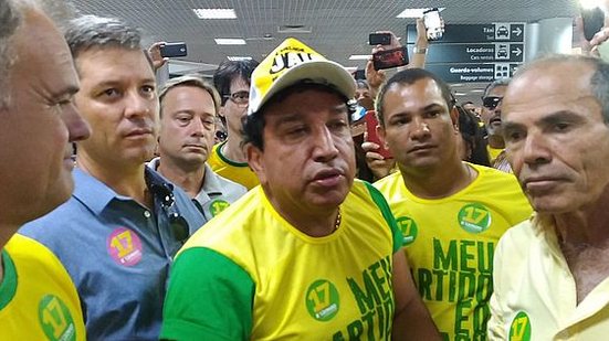 Senador foi recepcionado no Aeroporto Zumbi dos Palmares | TNH1