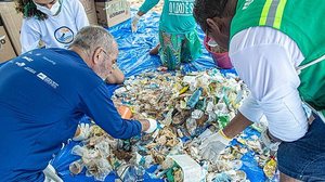 Materiais recolhidos na praia terão descarte adequado. | Foto: Célio Júnior / Secom Maceió