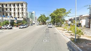 Trecho da Rua Jangadeiros Alagoanos, que liga os bairros Jaraguá, Pajuçara e Ponta Verde | Reprodução / Google Street View