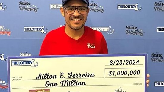 O brasileiro Ailton Ferreira, que mora em Massachusetts, nos EUA, comprou um bilhete premiado e ganhou cerca de R$ 3,6 milhões no último dia 23 | Massachussetts State Lottery / Yahoo News