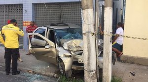 Imagem Carro colide em poste e deixa dois feridos no bairro Centro