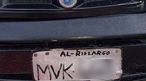 Imagem Motorista é flagrado com placa escrita à mão durante blitz no Vergel