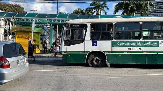 Um ônibus da empresa, que estaria sem freio, furou o sinal vermelho e arrastou três carros na ladeira dos martírios, nessa quinta-feira | Foto: Cortesia ao TNH1