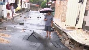 Asfalto na Rua Bela Vista, em Fernão Velho, explodiu e cedeu | Foto: Reprodução / TV Pajuçara