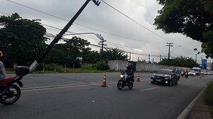 Poste ficou pendurado pela fiação de alta tensão | Foto: Williams Tavares / TV Pajuçara