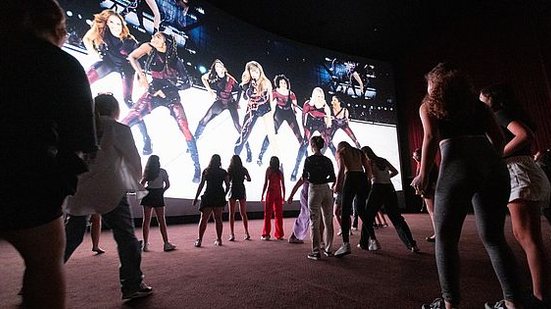 Sessão do filme 'Taylor Swift: The Eras Tour', gravação do show da cantora americana que vem ao Brasil no meio do mês, no Cinemark do shopping Eldorado | Bruno Santos/Folhapress