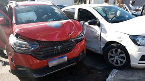 Carro vermelho foi utilizado pelo criminoso na fuga | Cortesia ao TNH1