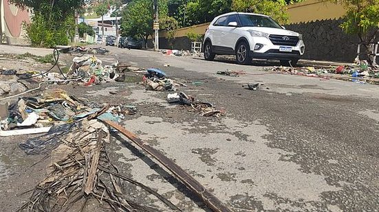 Lixo se acumula em diversos pontos após alagamento | Foto: Bruno Protásio / TV Pajuçara