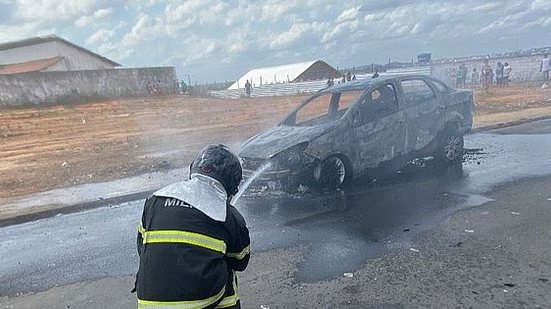 Incêndio destrói carro de passeio em Arapiraca; veículo tinha cilindros de GNV | Divulgação / Corpo de Bombeiros