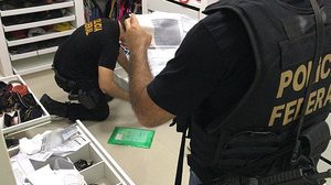 Agentes realizam buscas na residência de servidor do INSS | Cortesia / PF-AL